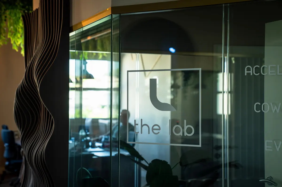 Entrée du coworking THELAB à Montpellier